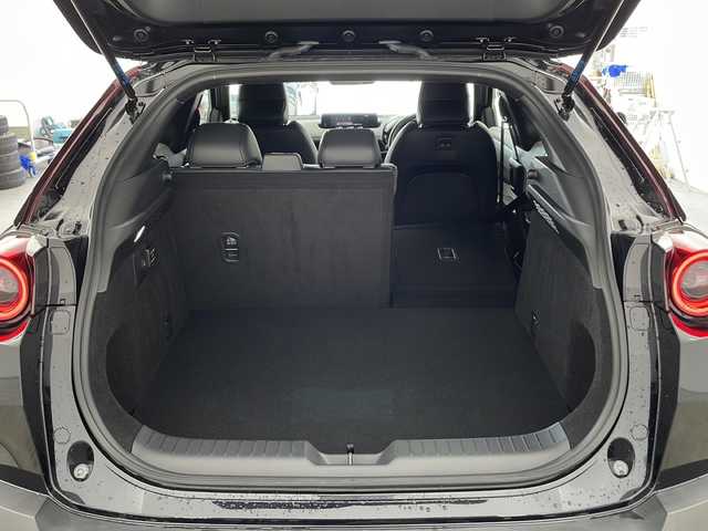 マツダ ＭＸ－３０ロータリーＥＶ エディションR 兵庫県 2023(令5)年 0.5万km 黒Ⅱ ・純正ナビ/Bluetooth/USB/HDMI/TV/・360°ビューモニター/・ビルトインETC/・車間維持制御/・速度標識警報/・ドライバーモニタリング/・前後側方接近車両検知/・車線逸脱警報システム/・ブラインドスポットモニタリング/・ディスタンス＆スピードアラート/・レーンキープアシストシステム/・スマートブレーキサポート/・スマートシティブレーキサポート/・緊急時車線維持支援/・パーキングセンサー/・ヘッドアップディスプレイ/・ハーフレザーシート/・運転席パワーシート/・前席シートヒーター/・革巻きステアリング/・パドルシフト/・ステアリングヒーター/・レーダークルーズコントロール/・アダプティブＬＥＤヘッドライト/・純正18インチアルミホイール