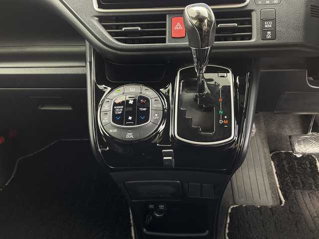 トヨタ ノア Si ダブルバイビーⅢ 鹿児島県 2020(令2)年 2.8万km ホワイトパールクリスタルシャイン ディーラーナビ　/（フルセグ/Bluetooth/CD/DVD）/フリップダウンモニター　/バックカメラ　/ドライブレコーダー　/ハーフレザー　/両側パワースライドドア　/オートホールド　/レーンキープアシスト　/クルーズコントロール　/バイザー　/オートハイビーム/ETC2.0/LEDヘッドライト/衝突軽減ブレーキ/スマートキー