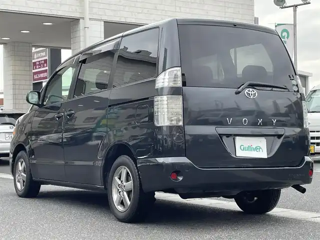 トヨタ ヴォクシー X 岡山県 2005(平17)年 10.7万km ダークグレーマイカM 登録時走行距離106556km/純正SDナビ/(AM/FM/TV/DISC)/両側スライド/車外バックカメラ/３列シート/リモコンキー/パワーステアリング/パワーウィンドウ/ABS/ETC/純正15インチアルミホイール/純正フロアマット/スペアキー１/盗難防止装置/記録簿