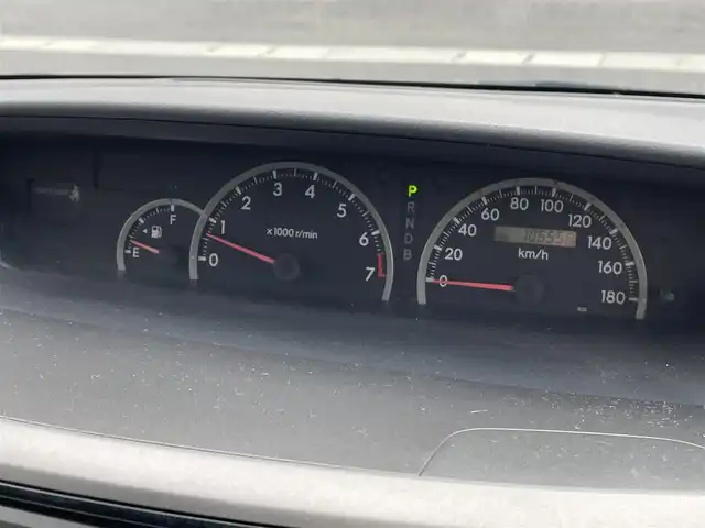 トヨタ ヴォクシー X 岡山県 2005(平17)年 10.7万km ダークグレーマイカM 登録時走行距離106556km/純正SDナビ/(AM/FM/TV/DISC)/両側スライド/車外バックカメラ/３列シート/リモコンキー/パワーステアリング/パワーウィンドウ/ABS/ETC/純正15インチアルミホイール/純正フロアマット/スペアキー１/盗難防止装置/記録簿