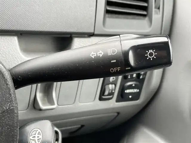 トヨタ ヴォクシー X 岡山県 2005(平17)年 10.7万km ダークグレーマイカM 登録時走行距離106556km/純正SDナビ/(AM/FM/TV/DISC)/両側スライド/車外バックカメラ/３列シート/リモコンキー/パワーステアリング/パワーウィンドウ/ABS/ETC/純正15インチアルミホイール/純正フロアマット/スペアキー１/盗難防止装置/記録簿