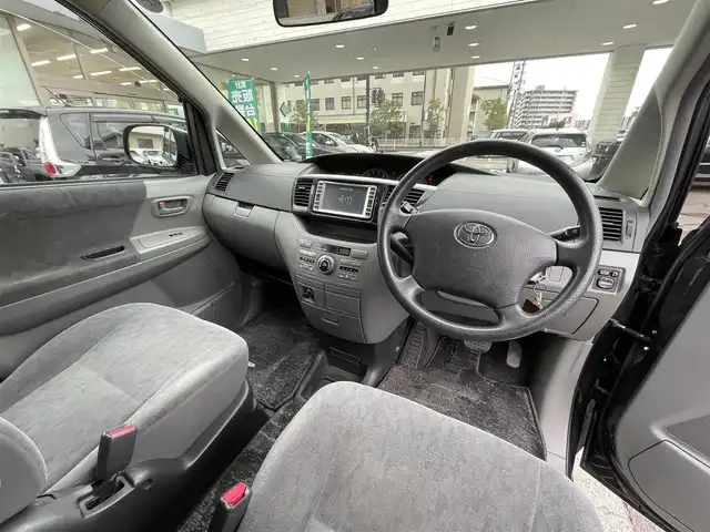 トヨタ ヴォクシー X 岡山県 2005(平17)年 10.7万km ダークグレーマイカM 登録時走行距離106556km/純正SDナビ/(AM/FM/TV/DISC)/両側スライド/車外バックカメラ/３列シート/リモコンキー/パワーステアリング/パワーウィンドウ/ABS/ETC/純正15インチアルミホイール/純正フロアマット/スペアキー１/盗難防止装置/記録簿