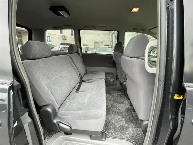 トヨタ ヴォクシー X 岡山県 2005(平17)年 10.7万km ダークグレーマイカM 登録時走行距離106556km/純正SDナビ/(AM/FM/TV/DISC)/両側スライド/車外バックカメラ/３列シート/リモコンキー/パワーステアリング/パワーウィンドウ/ABS/ETC/純正15インチアルミホイール/純正フロアマット/スペアキー１/盗難防止装置/記録簿