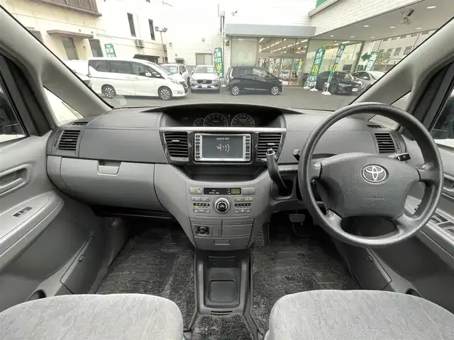 トヨタ ヴォクシー X 岡山県 2005(平17)年 10.7万km ダークグレーマイカM 登録時走行距離106556km/純正SDナビ/(AM/FM/TV/DISC)/両側スライド/車外バックカメラ/３列シート/リモコンキー/パワーステアリング/パワーウィンドウ/ABS/ETC/純正15インチアルミホイール/純正フロアマット/スペアキー１/盗難防止装置/記録簿