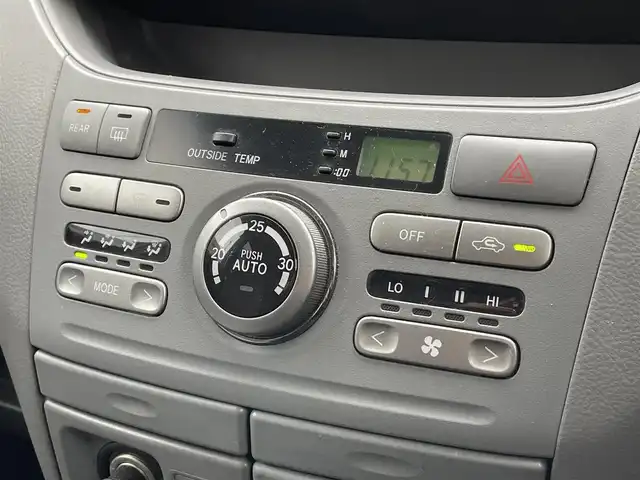 トヨタ ヴォクシー X 岡山県 2005(平17)年 10.7万km ダークグレーマイカM 登録時走行距離106556km/純正SDナビ/(AM/FM/TV/DISC)/両側スライド/車外バックカメラ/３列シート/リモコンキー/パワーステアリング/パワーウィンドウ/ABS/ETC/純正15インチアルミホイール/純正フロアマット/スペアキー１/盗難防止装置/記録簿