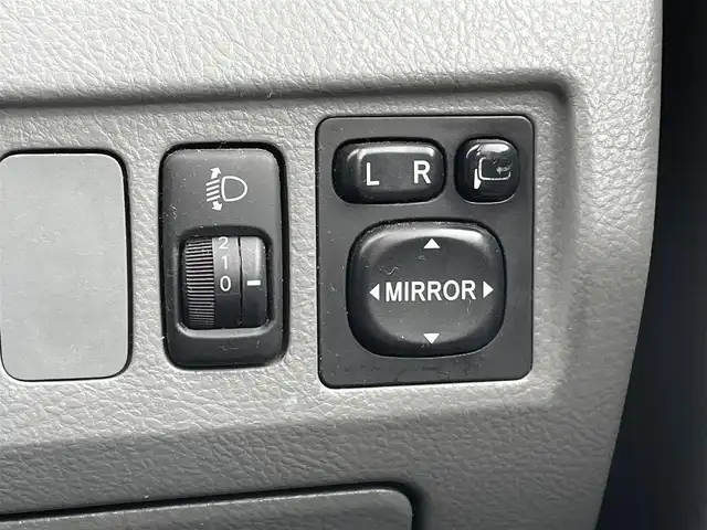 トヨタ ヴォクシー X 岡山県 2005(平17)年 10.7万km ダークグレーマイカM 登録時走行距離106556km/純正SDナビ/(AM/FM/TV/DISC)/両側スライド/車外バックカメラ/３列シート/リモコンキー/パワーステアリング/パワーウィンドウ/ABS/ETC/純正15インチアルミホイール/純正フロアマット/スペアキー１/盗難防止装置/記録簿