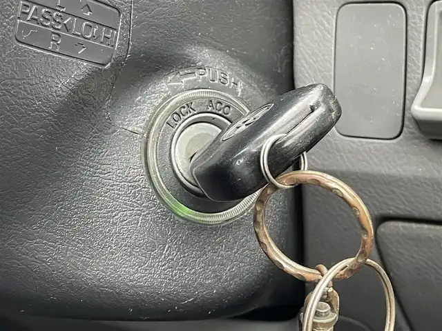 トヨタ ヴォクシー X 岡山県 2005(平17)年 10.7万km ダークグレーマイカM 登録時走行距離106556km/純正SDナビ/(AM/FM/TV/DISC)/両側スライド/車外バックカメラ/３列シート/リモコンキー/パワーステアリング/パワーウィンドウ/ABS/ETC/純正15インチアルミホイール/純正フロアマット/スペアキー１/盗難防止装置/記録簿