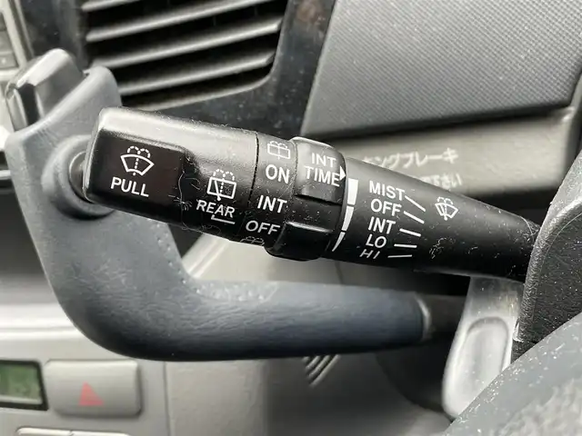 トヨタ ヴォクシー X 岡山県 2005(平17)年 10.7万km ダークグレーマイカM 登録時走行距離106556km/純正SDナビ/(AM/FM/TV/DISC)/両側スライド/車外バックカメラ/３列シート/リモコンキー/パワーステアリング/パワーウィンドウ/ABS/ETC/純正15インチアルミホイール/純正フロアマット/スペアキー１/盗難防止装置/記録簿