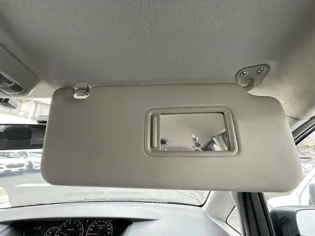 トヨタ ヴォクシー X 岡山県 2005(平17)年 10.7万km ダークグレーマイカM 登録時走行距離106556km/純正SDナビ/(AM/FM/TV/DISC)/両側スライド/車外バックカメラ/３列シート/リモコンキー/パワーステアリング/パワーウィンドウ/ABS/ETC/純正15インチアルミホイール/純正フロアマット/スペアキー１/盗難防止装置/記録簿