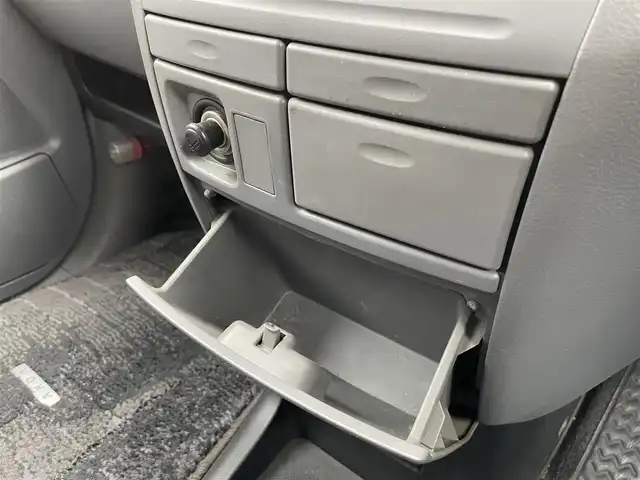 トヨタ ヴォクシー X 岡山県 2005(平17)年 10.7万km ダークグレーマイカM 登録時走行距離106556km/純正SDナビ/(AM/FM/TV/DISC)/両側スライド/車外バックカメラ/３列シート/リモコンキー/パワーステアリング/パワーウィンドウ/ABS/ETC/純正15インチアルミホイール/純正フロアマット/スペアキー１/盗難防止装置/記録簿