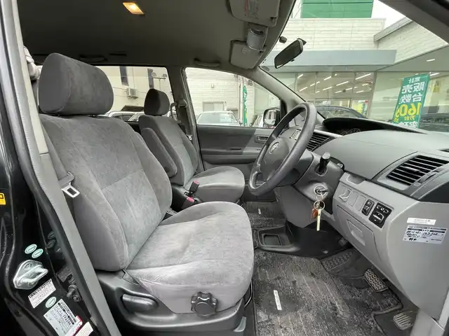 トヨタ ヴォクシー X 岡山県 2005(平17)年 10.7万km ダークグレーマイカM 登録時走行距離106556km/純正SDナビ/(AM/FM/TV/DISC)/両側スライド/車外バックカメラ/３列シート/リモコンキー/パワーステアリング/パワーウィンドウ/ABS/ETC/純正15インチアルミホイール/純正フロアマット/スペアキー１/盗難防止装置/記録簿