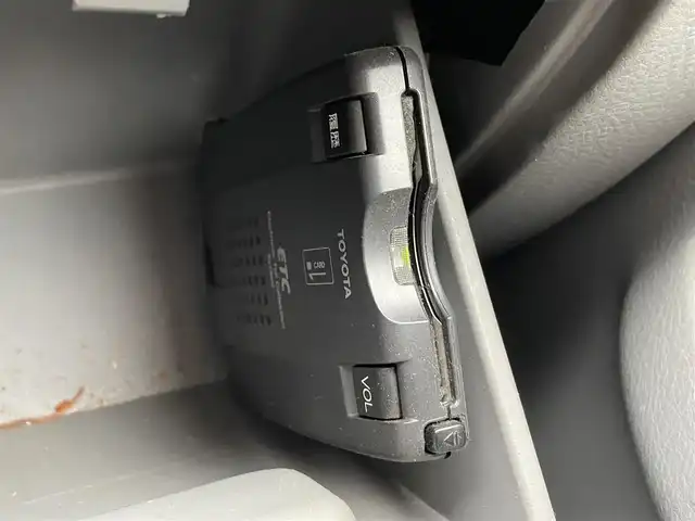 トヨタ ヴォクシー X 岡山県 2005(平17)年 10.7万km ダークグレーマイカM 登録時走行距離106556km/純正SDナビ/(AM/FM/TV/DISC)/両側スライド/車外バックカメラ/３列シート/リモコンキー/パワーステアリング/パワーウィンドウ/ABS/ETC/純正15インチアルミホイール/純正フロアマット/スペアキー１/盗難防止装置/記録簿