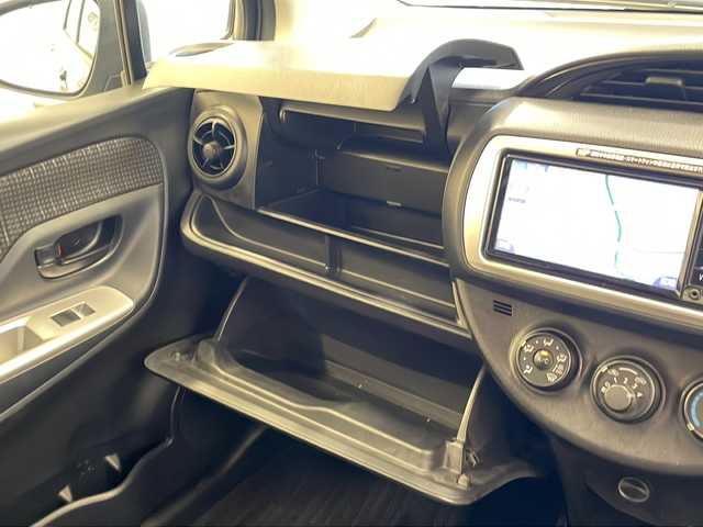 トヨタ ヴィッツ F 岐阜県 2016(平28)年 8.2万km グレーメタリック 純正ナビ/Bluetooth/フルセグTV/バックカメラ/ビルトインETC/純正ドライブレコーダー/LEDヘッドライト/純正フロアマット/ラゲッジマット