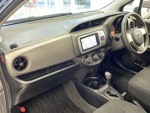 トヨタ ヴィッツ F 岐阜県 2016(平28)年 8.2万km グレーメタリック 純正ナビ/Bluetooth/フルセグTV/バックカメラ/ビルトインETC/純正ドライブレコーダー/LEDヘッドライト/純正フロアマット/ラゲッジマット