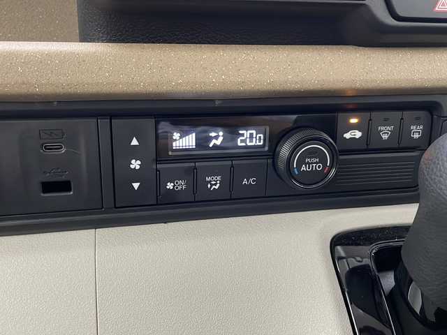 ホンダ Ｎ ＢＯＸ 宮崎県 2024(令6)年 0.8万km プラチナホワイトパール 禁煙車/ホンダセンシング/純正LEDオートライト/左側電動スライドドア/アダプティブクルーズコントロール/レーンディパーチャーアラート/クリアランスソナー/ウインカードアミラー/リアプライバシーガラス/オートエアコン/スマートキー/プッシュエンジンスタート/新車時保証書/取扱い説明書