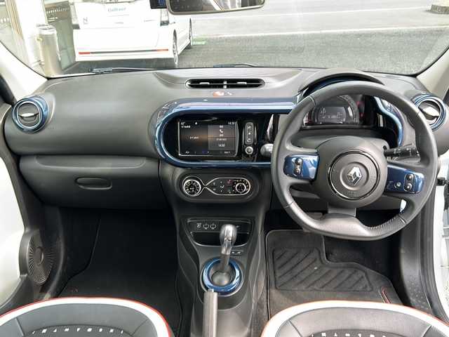 ルノー トゥインゴ シグネチャー 埼玉県 2021(令3)年 5.2万km パール 限定50台 ブラン クオーツM/～専用装備～/ブルー内装トリム（ダッシュボード、エアコンベゼル）/専用レザー調×ファブリックコンビシート/ブルーステッチインテリア/専用キッキングプレート/専用サイドストライプ/ボディ同色サイドプロテクションモール（シグネチャーロゴ入り）/16インチアロイホイール/コーナリングランプ機能付フロントフォグランプ/プライバシーガラス/前席シートヒーター/サブウーハー/リアシート下収納ネット/～～～～～～～/ETC/前後ドラレコ/レーンアシスト/USB/FM/AM/BT/スマホミラーリング/純正フロア/Aストップ/Pアシスト/オートライト/保証書/取説/カラーコード　QNY
