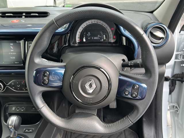 ルノー トゥインゴ シグネチャー 埼玉県 2021(令3)年 5.2万km パール 限定50台 ブラン クオーツM/～専用装備～/ブルー内装トリム（ダッシュボード、エアコンベゼル）/専用レザー調×ファブリックコンビシート/ブルーステッチインテリア/専用キッキングプレート/専用サイドストライプ/ボディ同色サイドプロテクションモール（シグネチャーロゴ入り）/16インチアロイホイール/コーナリングランプ機能付フロントフォグランプ/プライバシーガラス/前席シートヒーター/サブウーハー/リアシート下収納ネット/～～～～～～～/ETC/前後ドラレコ/レーンアシスト/USB/FM/AM/BT/スマホミラーリング/純正フロア/Aストップ/Pアシスト/オートライト/保証書/取説/カラーコード　QNY