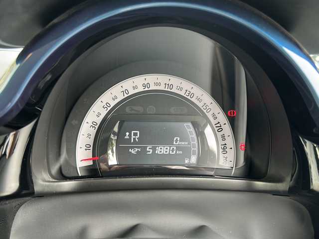 ルノー トゥインゴ シグネチャー 埼玉県 2021(令3)年 5.2万km パール 限定50台 ブラン クオーツM/～専用装備～/ブルー内装トリム（ダッシュボード、エアコンベゼル）/専用レザー調×ファブリックコンビシート/ブルーステッチインテリア/専用キッキングプレート/専用サイドストライプ/ボディ同色サイドプロテクションモール（シグネチャーロゴ入り）/16インチアロイホイール/コーナリングランプ機能付フロントフォグランプ/プライバシーガラス/前席シートヒーター/サブウーハー/リアシート下収納ネット/～～～～～～～/ETC/前後ドラレコ/レーンアシスト/USB/FM/AM/BT/スマホミラーリング/純正フロア/Aストップ/Pアシスト/オートライト/保証書/取説/カラーコード　QNY