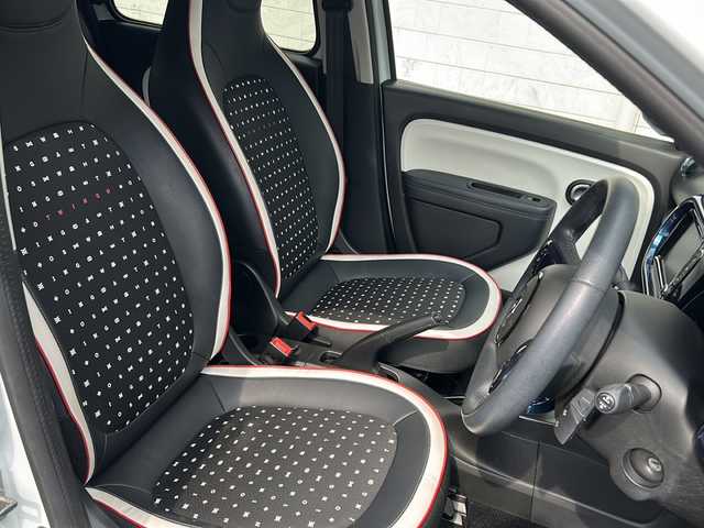 ルノー トゥインゴ シグネチャー 埼玉県 2021(令3)年 5.2万km パール 限定50台 ブラン クオーツM/～専用装備～/ブルー内装トリム（ダッシュボード、エアコンベゼル）/専用レザー調×ファブリックコンビシート/ブルーステッチインテリア/専用キッキングプレート/専用サイドストライプ/ボディ同色サイドプロテクションモール（シグネチャーロゴ入り）/16インチアロイホイール/コーナリングランプ機能付フロントフォグランプ/プライバシーガラス/前席シートヒーター/サブウーハー/リアシート下収納ネット/～～～～～～～/ETC/前後ドラレコ/レーンアシスト/USB/FM/AM/BT/スマホミラーリング/純正フロア/Aストップ/Pアシスト/オートライト/保証書/取説/カラーコード　QNY