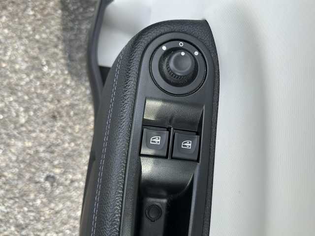 ルノー トゥインゴ シグネチャー 埼玉県 2021(令3)年 5.2万km パール 限定50台 ブラン クオーツM/～専用装備～/ブルー内装トリム（ダッシュボード、エアコンベゼル）/専用レザー調×ファブリックコンビシート/ブルーステッチインテリア/専用キッキングプレート/専用サイドストライプ/ボディ同色サイドプロテクションモール（シグネチャーロゴ入り）/16インチアロイホイール/コーナリングランプ機能付フロントフォグランプ/プライバシーガラス/前席シートヒーター/サブウーハー/リアシート下収納ネット/～～～～～～～/ETC/前後ドラレコ/レーンアシスト/USB/FM/AM/BT/スマホミラーリング/純正フロア/Aストップ/Pアシスト/オートライト/保証書/取説/カラーコード　QNY