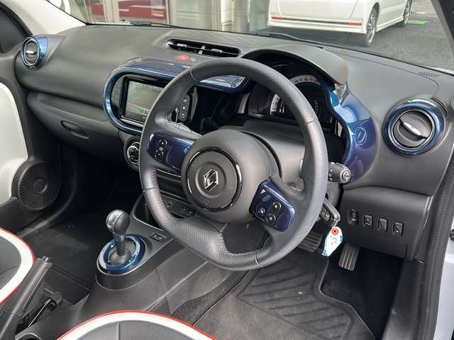 ルノー トゥインゴ シグネチャー 埼玉県 2021(令3)年 5.2万km パール 限定50台 ブラン クオーツM/～専用装備～/ブルー内装トリム（ダッシュボード、エアコンベゼル）/専用レザー調×ファブリックコンビシート/ブルーステッチインテリア/専用キッキングプレート/専用サイドストライプ/ボディ同色サイドプロテクションモール（シグネチャーロゴ入り）/16インチアロイホイール/コーナリングランプ機能付フロントフォグランプ/プライバシーガラス/前席シートヒーター/サブウーハー/リアシート下収納ネット/～～～～～～～/ETC/前後ドラレコ/レーンアシスト/USB/FM/AM/BT/スマホミラーリング/純正フロア/Aストップ/Pアシスト/オートライト/保証書/取説/カラーコード　QNY