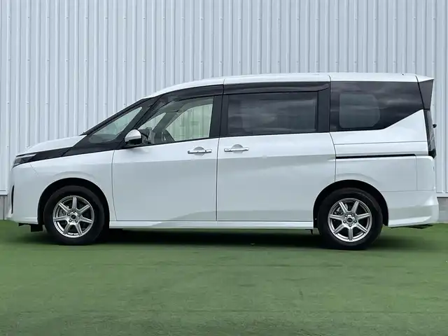 日産 セレナ e－パワー XV 香川県 2023(令5)年 3.3万km プリズムホワイト 純正メモリーナビ/→AM/FM/Bluetooth/フルセグTV/全方位カメラ/ブラインドスポットモニター/デジタルインナーミラー/両側パワースライドドア/レーンキープアシスト/プロパイロット/衝突軽減ブレーキ/ETC/ドライブレコーダー/LEDヘッドライト/コーナーセンサー/プッシュスタート/スマートキー/革巻きステアリング/社外16インチアルミホイール/純正フロアマット
