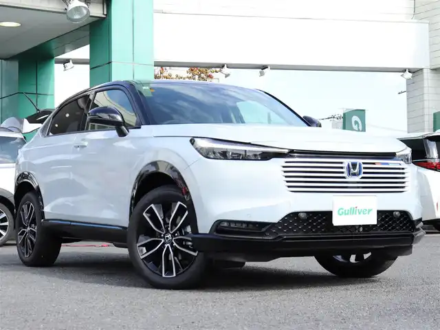 ホンダ ヴェゼル ハイブリッド e:HEV Z PLaYパッケージ 神奈川県 2025(令7)年 0.1千km プレミアムサンライトホワイトパール 登録済未使用車/Honda SENSING/ブラインドスポットインフォメーション/アダプティブドライビングビーム(ADB)/後退出庫サポート/Honda CONNECTディスプレー＋ETC2.0車載器＋ワイヤレス充電器/運転席助手席シートヒーター/ハンズフリーアクセスパワーテールゲート(予約クローズ機能付)/ツートンルーフ/LEDシーケンシャルターンシグナルランプ/マルチビューカメラシステム＋プレミアムオーディオ/18インチアルミホイール/コンビシート/本革巻きステアリング/保証書/取説、ナビ説/スペアスマートキー