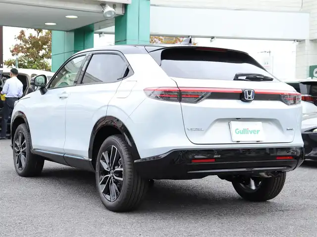 ホンダ ヴェゼル ハイブリッド e:HEV Z PLaYパッケージ 神奈川県 2025(令7)年 0.1千km プレミアムサンライトホワイトパール 登録済未使用車/Honda SENSING/ブラインドスポットインフォメーション/アダプティブドライビングビーム(ADB)/後退出庫サポート/Honda CONNECTディスプレー＋ETC2.0車載器＋ワイヤレス充電器/運転席助手席シートヒーター/ハンズフリーアクセスパワーテールゲート(予約クローズ機能付)/ツートンルーフ/LEDシーケンシャルターンシグナルランプ/マルチビューカメラシステム＋プレミアムオーディオ/18インチアルミホイール/コンビシート/本革巻きステアリング/保証書/取説、ナビ説/スペアスマートキー