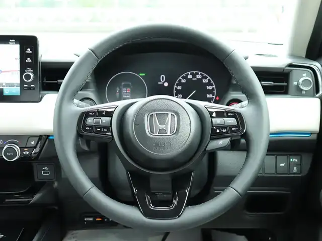 ホンダ ヴェゼル ハイブリッド e:HEV Z PLaYパッケージ 神奈川県 2025(令7)年 0.1千km プレミアムサンライトホワイトパール 登録済未使用車/Honda SENSING/ブラインドスポットインフォメーション/アダプティブドライビングビーム(ADB)/後退出庫サポート/Honda CONNECTディスプレー＋ETC2.0車載器＋ワイヤレス充電器/運転席助手席シートヒーター/ハンズフリーアクセスパワーテールゲート(予約クローズ機能付)/ツートンルーフ/LEDシーケンシャルターンシグナルランプ/マルチビューカメラシステム＋プレミアムオーディオ/18インチアルミホイール/コンビシート/本革巻きステアリング/保証書/取説、ナビ説/スペアスマートキー