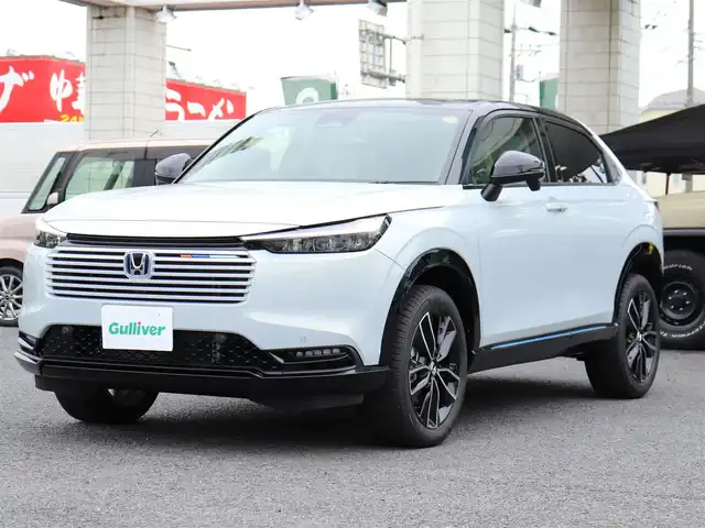 ホンダ ヴェゼル ハイブリッド e:HEV Z PLaYパッケージ 神奈川県 2025(令7)年 0.1千km プレミアムサンライトホワイトパール 登録済未使用車/Honda SENSING/ブラインドスポットインフォメーション/アダプティブドライビングビーム(ADB)/後退出庫サポート/Honda CONNECTディスプレー＋ETC2.0車載器＋ワイヤレス充電器/運転席助手席シートヒーター/ハンズフリーアクセスパワーテールゲート(予約クローズ機能付)/ツートンルーフ/LEDシーケンシャルターンシグナルランプ/マルチビューカメラシステム＋プレミアムオーディオ/18インチアルミホイール/コンビシート/本革巻きステアリング/保証書/取説、ナビ説/スペアスマートキー