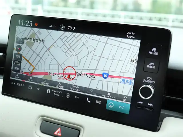 ホンダ ヴェゼル ハイブリッド e:HEV Z PLaYパッケージ 神奈川県 2025(令7)年 0.1千km プレミアムサンライトホワイトパール 登録済未使用車/Honda SENSING/ブラインドスポットインフォメーション/アダプティブドライビングビーム(ADB)/後退出庫サポート/Honda CONNECTディスプレー＋ETC2.0車載器＋ワイヤレス充電器/運転席助手席シートヒーター/ハンズフリーアクセスパワーテールゲート(予約クローズ機能付)/ツートンルーフ/LEDシーケンシャルターンシグナルランプ/マルチビューカメラシステム＋プレミアムオーディオ/18インチアルミホイール/コンビシート/本革巻きステアリング/保証書/取説、ナビ説/スペアスマートキー