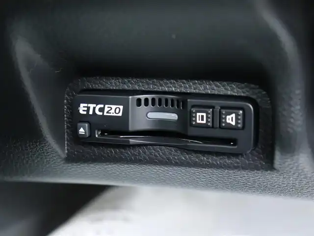 ホンダ ヴェゼル ハイブリッド e:HEV Z PLaYパッケージ 神奈川県 2025(令7)年 0.1千km プレミアムサンライトホワイトパール 登録済未使用車/Honda SENSING/ブラインドスポットインフォメーション/アダプティブドライビングビーム(ADB)/後退出庫サポート/Honda CONNECTディスプレー＋ETC2.0車載器＋ワイヤレス充電器/運転席助手席シートヒーター/ハンズフリーアクセスパワーテールゲート(予約クローズ機能付)/ツートンルーフ/LEDシーケンシャルターンシグナルランプ/マルチビューカメラシステム＋プレミアムオーディオ/18インチアルミホイール/コンビシート/本革巻きステアリング/保証書/取説、ナビ説/スペアスマートキー