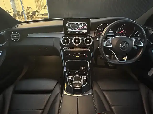 メルセデス・ベンツ Ｃ１８０ ローレウスエディション 福岡県 2018(平30)年 2.8万km ダイヤモンドホワイト レーダーセーフティパッケージ/アダプティブクルーズコントロール/ブラインドスポットモニター/レーンキープアシスト/アクティブセーフティブレーキ/純正ナビ/フルセグTV/Bluetooth/バックカメラ　/黒革シート/前席シートヒーター/LEDライト/オートハイビーム/アンビエントライト　/ステアリングスイッチ　/キーレスゴー　/純正ドライブレコーダー/純正アルミホイール　/ETC/取扱説明書/保証書/スペアキー×1