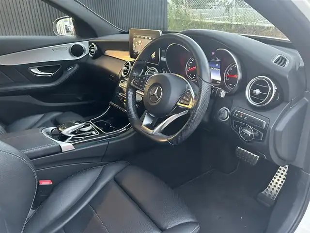 メルセデス・ベンツ Ｃ１８０ ローレウスエディション 福岡県 2018(平30)年 2.8万km ダイヤモンドホワイト レーダーセーフティパッケージ/アダプティブクルーズコントロール/ブラインドスポットモニター/レーンキープアシスト/アクティブセーフティブレーキ/純正ナビ/フルセグTV/Bluetooth/バックカメラ　/黒革シート/前席シートヒーター/LEDライト/オートハイビーム/アンビエントライト　/ステアリングスイッチ　/キーレスゴー　/純正ドライブレコーダー/純正アルミホイール　/ETC/取扱説明書/保証書/スペアキー×1