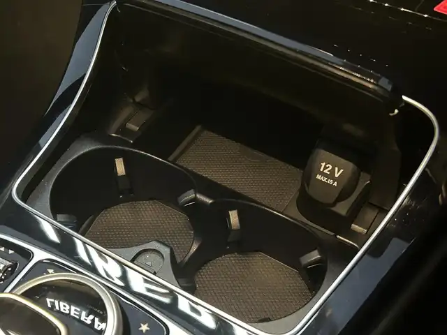 メルセデス・ベンツ Ｃ１８０ ローレウスエディション 福岡県 2018(平30)年 2.8万km ダイヤモンドホワイト レーダーセーフティパッケージ/アダプティブクルーズコントロール/ブラインドスポットモニター/レーンキープアシスト/アクティブセーフティブレーキ/純正ナビ/フルセグTV/Bluetooth/バックカメラ　/黒革シート/前席シートヒーター/LEDライト/オートハイビーム/アンビエントライト　/ステアリングスイッチ　/キーレスゴー　/純正ドライブレコーダー/純正アルミホイール　/ETC/取扱説明書/保証書/スペアキー×1