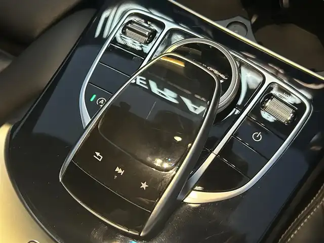 メルセデス・ベンツ Ｃ１８０ ローレウスエディション 福岡県 2018(平30)年 2.8万km ダイヤモンドホワイト レーダーセーフティパッケージ/アダプティブクルーズコントロール/ブラインドスポットモニター/レーンキープアシスト/アクティブセーフティブレーキ/純正ナビ/フルセグTV/Bluetooth/バックカメラ　/黒革シート/前席シートヒーター/LEDライト/オートハイビーム/アンビエントライト　/ステアリングスイッチ　/キーレスゴー　/純正ドライブレコーダー/純正アルミホイール　/ETC/取扱説明書/保証書/スペアキー×1