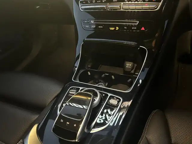 メルセデス・ベンツ Ｃ１８０ ローレウスエディション 福岡県 2018(平30)年 2.8万km ダイヤモンドホワイト レーダーセーフティパッケージ/アダプティブクルーズコントロール/ブラインドスポットモニター/レーンキープアシスト/アクティブセーフティブレーキ/純正ナビ/フルセグTV/Bluetooth/バックカメラ　/黒革シート/前席シートヒーター/LEDライト/オートハイビーム/アンビエントライト　/ステアリングスイッチ　/キーレスゴー　/純正ドライブレコーダー/純正アルミホイール　/ETC/取扱説明書/保証書/スペアキー×1