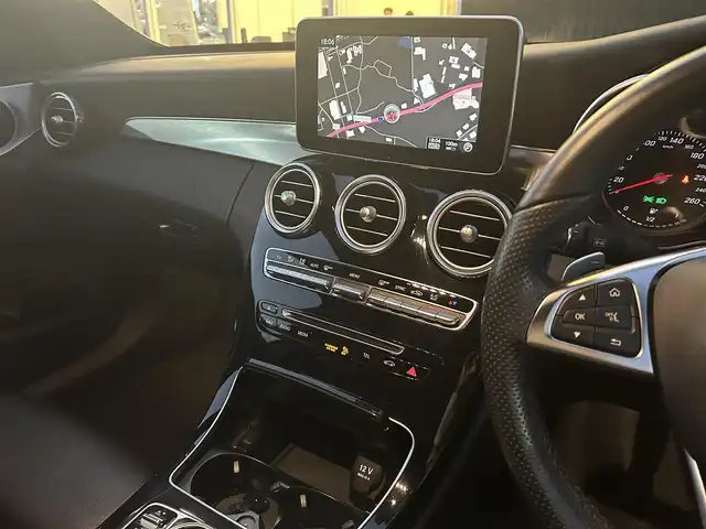 メルセデス・ベンツ Ｃ１８０ ローレウスエディション 福岡県 2018(平30)年 2.8万km ダイヤモンドホワイト レーダーセーフティパッケージ/アダプティブクルーズコントロール/ブラインドスポットモニター/レーンキープアシスト/アクティブセーフティブレーキ/純正ナビ/フルセグTV/Bluetooth/バックカメラ　/黒革シート/前席シートヒーター/LEDライト/オートハイビーム/アンビエントライト　/ステアリングスイッチ　/キーレスゴー　/純正ドライブレコーダー/純正アルミホイール　/ETC/取扱説明書/保証書/スペアキー×1