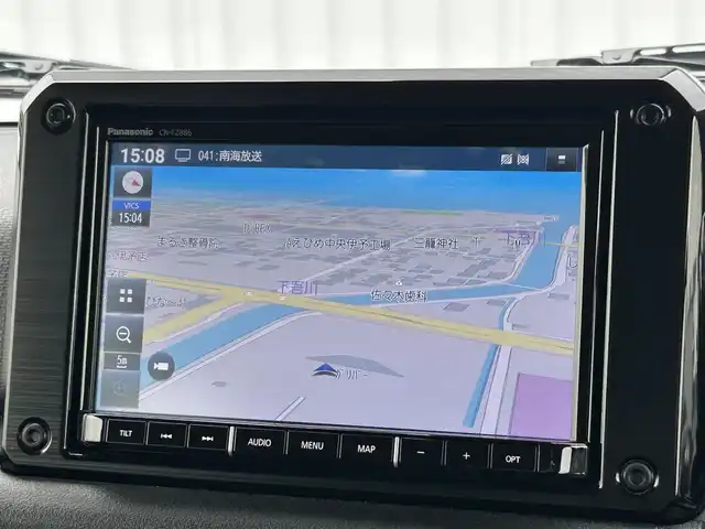 スズキ ジムニー XC 愛媛県 2023(令5)年 1.8万km ジャングルグリーン 純正8インチナビ/CD/DVD/Bluetooth/フルセグTV/スペアキー/アイドリングストップ/クルコン/USB入力端子/シートヒーター/前後ドラレコ/ダウンヒルコントロール/4WD/社外LEDフォグランプ/純正16インチアルミホイール/バックカメラ/ETC/LED/オートライト