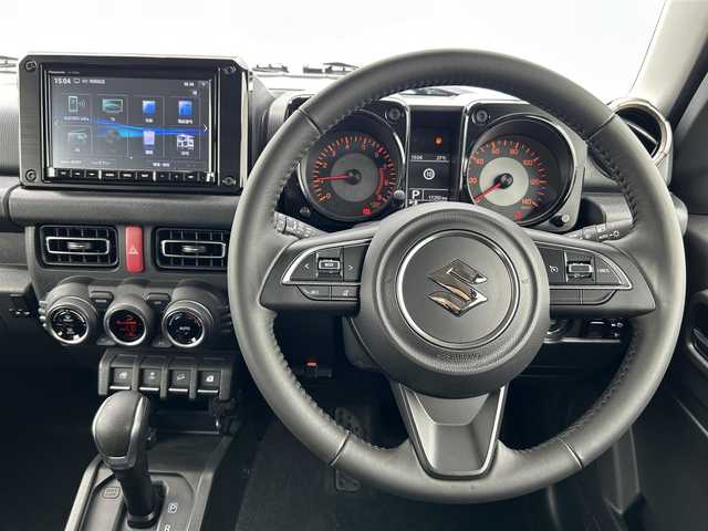 スズキ ジムニー XC 愛媛県 2023(令5)年 1.8万km ジャングルグリーン 純正8インチナビ/CD/DVD/Bluetooth/フルセグTV/スペアキー/アイドリングストップ/クルコン/USB入力端子/シートヒーター/前後ドラレコ/ダウンヒルコントロール/4WD/社外LEDフォグランプ/純正16インチアルミホイール/バックカメラ/ETC/LED/オートライト