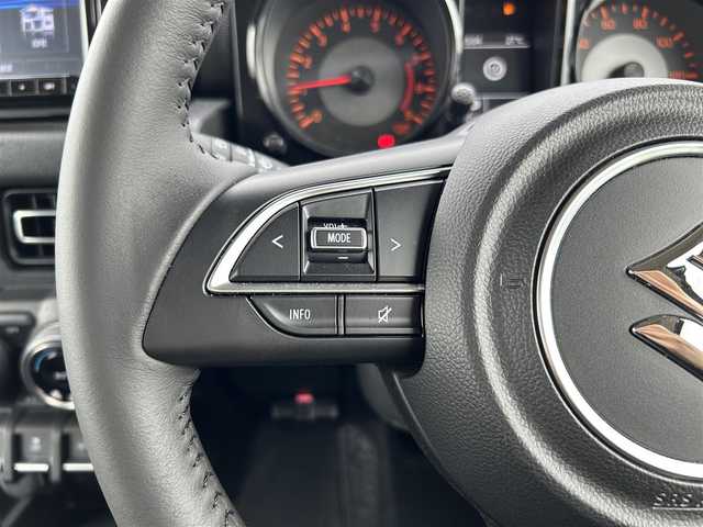 スズキ ジムニー XC 愛媛県 2023(令5)年 1.8万km ジャングルグリーン 純正8インチナビ/CD/DVD/Bluetooth/フルセグTV/スペアキー/アイドリングストップ/クルコン/USB入力端子/シートヒーター/前後ドラレコ/ダウンヒルコントロール/4WD/社外LEDフォグランプ/純正16インチアルミホイール/バックカメラ/ETC/LED/オートライト