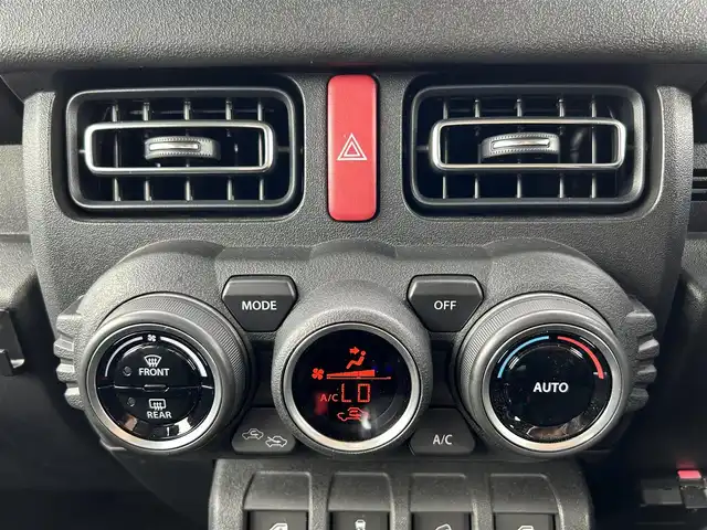 スズキ ジムニー XC 愛媛県 2023(令5)年 1.8万km ジャングルグリーン 純正8インチナビ/CD/DVD/Bluetooth/フルセグTV/スペアキー/アイドリングストップ/クルコン/USB入力端子/シートヒーター/前後ドラレコ/ダウンヒルコントロール/4WD/社外LEDフォグランプ/純正16インチアルミホイール/バックカメラ/ETC/LED/オートライト