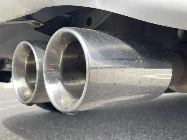 トヨタ ハリアー ハイブリッド プレミアム 新潟県 2017(平29)年 3.9万km ホワイトパールクリスタルシャイン モデリスタフルエアロ/TRDマフラー/純正ナビ/(AM/FM/CD/BT/フルセグ)/バックカメラ/ETC/社外前後ドライブレコーダー/パワーバックドア/クルーズコントロール/アイドリングストップ/前後コーナーセンサー/レザーシート/シートヒーター/パワーシート/木目調革巻きコンビステアリング/ステアリングスイッチ/MTモード付きAT/AUTOライト/LEDヘッドライト/フォグランプ/リアフォグランプ/AUTOハイビーム/横滑り防止/プッシュスタート/スマートキー