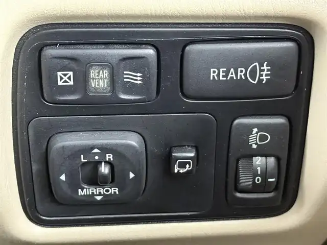 トヨタ ランドクルーザー シグナス 愛知県 2006(平18)年 11.2万km ブラック サンルーフ/8人乗り/クーラーBOX/社外7インチナビ/バックカメラ/ワンセグTV/クルーズコントロール/横滑り防止装置/オートライト/LEDヘッドライト/LEDフォグランプ/パワーシート/シートヒーター/シートメモリー/自動防眩式ミラー/前後ドライブレコーダー/ETC/純正AW/純正フロアマット/スマートキー/スペアキー/エンジンスターター