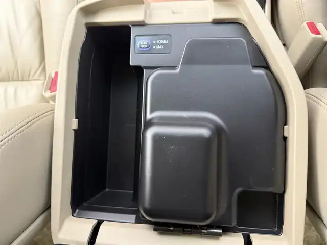 トヨタ ランドクルーザー シグナス 愛知県 2006(平18)年 11.2万km ブラック サンルーフ/8人乗り/クーラーBOX/社外7インチナビ/バックカメラ/ワンセグTV/クルーズコントロール/横滑り防止装置/オートライト/LEDヘッドライト/LEDフォグランプ/パワーシート/シートヒーター/シートメモリー/自動防眩式ミラー/前後ドライブレコーダー/ETC/純正AW/純正フロアマット/スマートキー/スペアキー/エンジンスターター