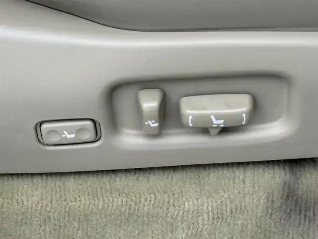 トヨタ ランドクルーザー シグナス 愛知県 2006(平18)年 11.2万km ブラック サンルーフ/8人乗り/クーラーBOX/社外7インチナビ/バックカメラ/ワンセグTV/クルーズコントロール/横滑り防止装置/オートライト/LEDヘッドライト/LEDフォグランプ/パワーシート/シートヒーター/シートメモリー/自動防眩式ミラー/前後ドライブレコーダー/ETC/純正AW/純正フロアマット/スマートキー/スペアキー/エンジンスターター