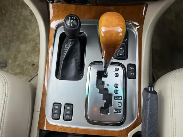 トヨタ ランドクルーザー シグナス 愛知県 2006(平18)年 11.2万km ブラック サンルーフ/8人乗り/クーラーBOX/社外7インチナビ/バックカメラ/ワンセグTV/クルーズコントロール/横滑り防止装置/オートライト/LEDヘッドライト/LEDフォグランプ/パワーシート/シートヒーター/シートメモリー/自動防眩式ミラー/前後ドライブレコーダー/ETC/純正AW/純正フロアマット/スマートキー/スペアキー/エンジンスターター