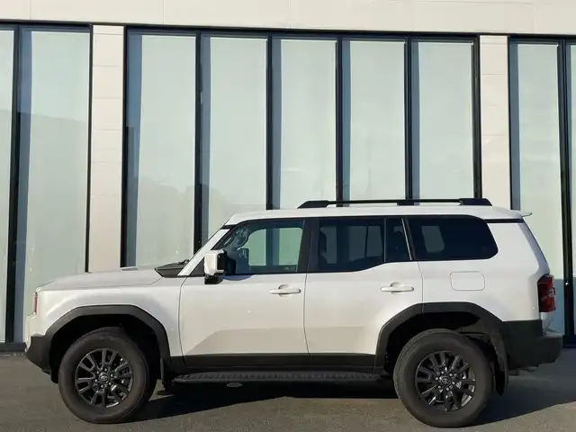 トヨタ ランドクルーザー ２５０ VX 大阪府 2025(令7)年 0.5万km プラチナホワイトパールマイカ 純正１２．３インチナビ　/　 フルセグＴＶ/Bluetooth/USB　/全方位モニター/サンルーフ/衝突軽減ブレーキ　/クリアランスソナー/ブラインドスポットモニター　/スマートルームミラー　/前席シートヒーター、ベンチレーション/レーダークルーズコントロール/アイドリングストップ/センターデフロック　/電動リアゲート　/運転席パワーシート/オートマチックハイビーム/純正18インチアルミホイール/純正フロアマット/プッシュスタート/スマートキー　/ビルトインＥＴＣ2.0　/ＬＥＤライト