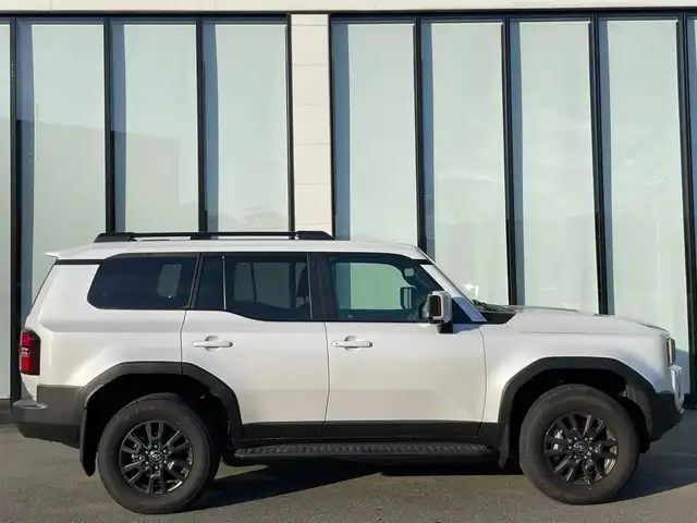 トヨタ ランドクルーザー ２５０ VX 大阪府 2025(令7)年 0.5万km プラチナホワイトパールマイカ 純正１２．３インチナビ　/　 フルセグＴＶ/Bluetooth/USB　/全方位モニター/サンルーフ/衝突軽減ブレーキ　/クリアランスソナー/ブラインドスポットモニター　/スマートルームミラー　/前席シートヒーター、ベンチレーション/レーダークルーズコントロール/アイドリングストップ/センターデフロック　/電動リアゲート　/運転席パワーシート/オートマチックハイビーム/純正18インチアルミホイール/純正フロアマット/プッシュスタート/スマートキー　/ビルトインＥＴＣ2.0　/ＬＥＤライト