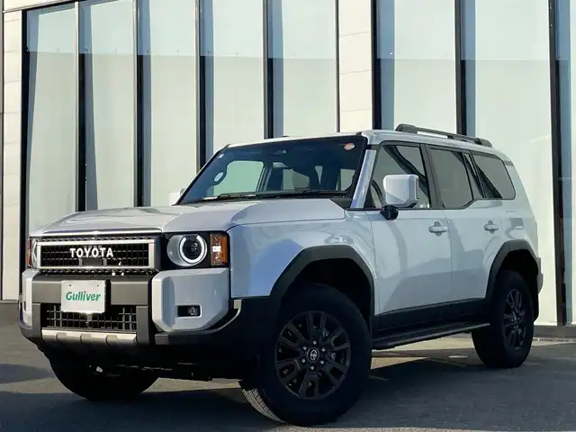 トヨタ ランドクルーザー ２５０ VX 大阪府 2025(令7)年 0.5万km プラチナホワイトパールマイカ 純正１２．３インチナビ　/　 フルセグＴＶ/Bluetooth/USB　/全方位モニター/サンルーフ/衝突軽減ブレーキ　/クリアランスソナー/ブラインドスポットモニター　/スマートルームミラー　/前席シートヒーター、ベンチレーション/レーダークルーズコントロール/アイドリングストップ/センターデフロック　/電動リアゲート　/運転席パワーシート/オートマチックハイビーム/純正18インチアルミホイール/純正フロアマット/プッシュスタート/スマートキー　/ビルトインＥＴＣ2.0　/ＬＥＤライト